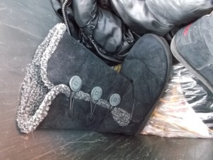 Der andere Stiefel lehnt auch lässig an der Innenwandung der Mülltonne.