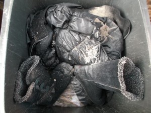 Eigentlich die normalste Sache der Welt, dass Abfälle in einer Mülltonne stinken und schmutzig werden. Es gab keinen vernünftigen Grund für eine Hausfrau, den in der Tonne liegenden Abfall zu verschonen.