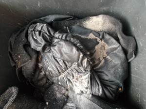 Die Girlyjacke hat den Dreck voll abbekommen.