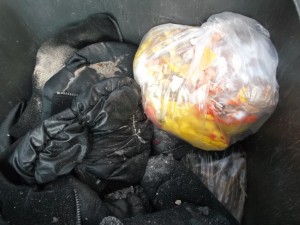 Bald würde die Girlyjacke nicht nur versaut sein, sondern auch erbärmlich nach Müll stinken. Der Müllgestank zieht ja voll ins Futteral.