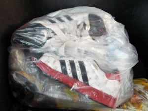 Traurig und geil zugleich, ein solch geiles Sneakermodell im Müll finden zu müssen.