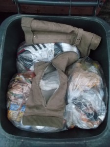 Vermutlich dauerte es Anja zu lange, bis wieder im Küchenmülleimer Platz war für ihre alten Winterstiefel. Die ausrangierten Stiefel mussten endlich weg!