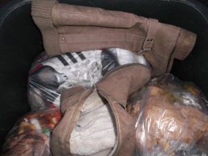 So füllten die alten Stiefel schön die Lücken zwischen den Müllbeuteln aus.