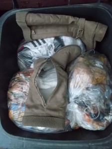 Bald würde auch das gefütterte Stiefelinnere nicht mehr nach süßen Füßen, sondern eklig nach Müll stinken. Der Müllabfuhrtermin nahte.
