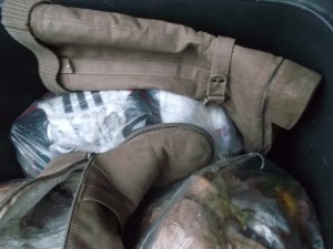 Wohin man guckt: Weggeschmissene Schuhe im Müll!