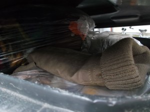 Ich liebe offenstehende Mülltonnendeckel, wenn schon mehr als normal Hausmüll in der Tonne liegt. Eine geile Perspektive.