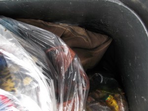 Der eine von Anjas Winterstiefelpaar wurde auch noch kurz vor Schluss plattgedrückt, so weichgelatscht wie der war nach dem langen Winter.