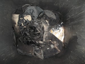 Nach dem Abräumen dieser Müllschicht, kamen wieder die Girlyjacke und die UGGs zum Vorschein. Doch ich zwar ganz baff: Was war der ganze Dreck vom Tonnenrand bis so tief untern zusammengesackt!!