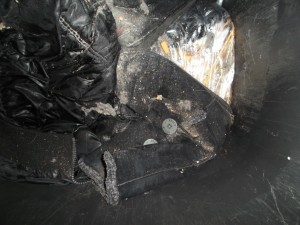 Vermutlich auch der schon beginnende Verrottungsprozess führte zu einem derartigen Zusammensacken des Mülls, was man auch an den Flecken erkennen konnte, wo die siffende Müllbrühe aus den Küchenmüllbeuteln auf das saugfähige Material der UGGs und der Jacke getropft und eingedrungen ist.