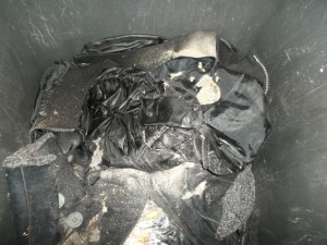Die ehemals glänzende und so geil duftende Girlyjacke war nur noch ein plattgedrückter von der Müllbrühe klebrig-stinkender Lumpen.