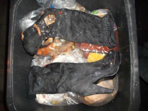 Dieser stinkende total verklebte Ekeldreck waren einmal Anjas geliebte Party-Stiefel.