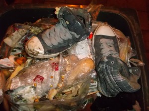 Also ich finde, Chucks gehören in den Hausmüll und weniger zum Sperrmüll. Was meint ihr?