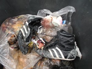 Müll0613 146.jpg (298.41 KiB) 5858 mal betrachtet Haare von Laura klebten an ihren versifften Boxerstiefelchen und weißer Schimmel begann diese geilen Teile zu zersetzen.