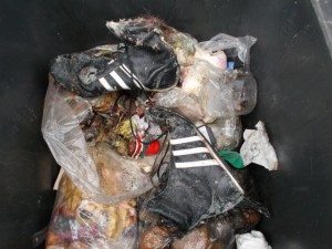 Müll0613 148.jpg (294.02 KiB) 5877 mal betrachtet Jetzt noch einmal eine Woche bis zur Müllabfuhr wollte ich den armen geilen Boxerstiefelchen nicht mehr antun. also erfolgte die Rettung nun gleich!