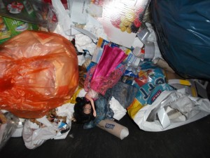 Mülliges &quot;Totenbett&quot; einer Barbie.