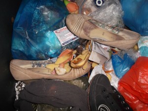 Angemessenes Ende für ausgelatschte Keilabsatzschuhe.