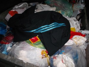 Ob die Ballerinas und die adidas-Hose im Zusammenhang stehen?