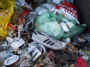 Wohl von einem jungen Typen weggeschmissene adidas-Sneaker.