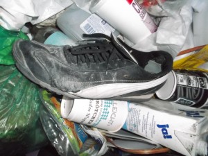 Ausgelatscht, verdreckt und kaputt - drei gute Gründe, ein Paar Schuhe wegzuschmeißen.
