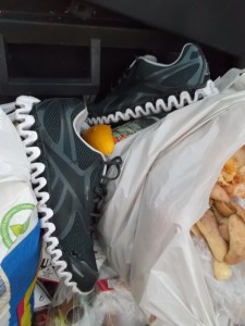 Mit diesen kaputten weggeschmissenen Reeboks werde ich noch meinen Spaß haben.