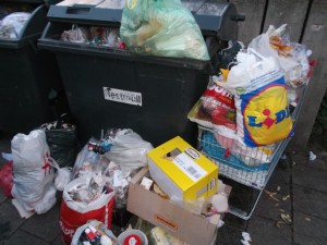 Warum reichte diesmal das Volumen der drei Restmüllcontainer nicht aus?
