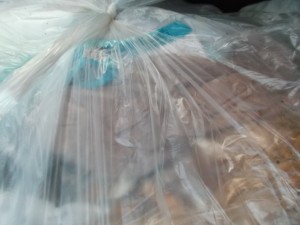 Jessicas verschwitzte und kaputte Strumpfhose hygienisch im Küchenmülleimer verpackt.