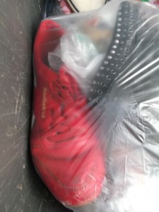 Martinas rote Reeboks fallen sogar neben ihren sexy Party-Stiefeletten im Müllbeutel auf!