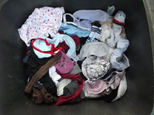 Die beiden unteren Lumpen-Mülltüten riss ich kurzerhand auf und so konnte man die geilen Frauenlumpen genauer betrachten.