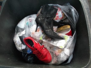 Ob Lauras Lumpen oder Martinas Müllschuhe: Alles hat diesen geilen Müllgestank aufgenommen obwohl sauber geblieben.
