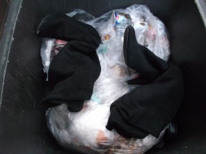 Oh, ich ahnte es: Die armen kuschelweichen Stiefel waren wohl einem Racheakt durch Laura zum Opfer gefallen. Sie wollte wohl der Petze eins auswischen für die zwangsentsorgten Chucks vom Freibad?! So muss es gewesen sein!