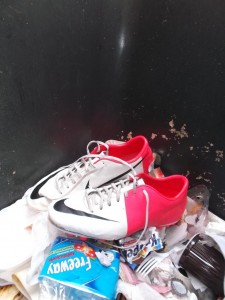 Diese kaputten Fußballschuhe hätten sicherlich noch auf der Müllkippe für einen Kontrast gesorgt.