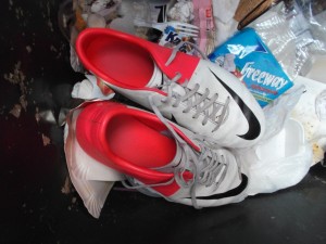 Selbst als Müll machen diese Fußballschuhe noch was her.