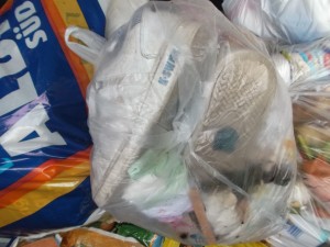 Müll0713 005.jpg (263.44 KiB) 6299 mal betrachtet Die Mutter hat das Entsorgungsproblem routiniert gelöst.