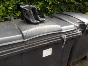 Die Stiefel scheinen zu rufen: &quot;Nehmt uns mit! Rettet uns!&quot;