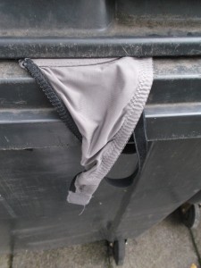 Müll0613 451.jpg (299.64 KiB) 6235 mal betrachtet Ihr BH musste ich den Müll, denn Frauenwäsche kann doch nicht im Freien liegenblieben.