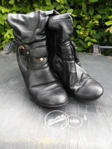 Noch nicht wirklich kaputt, aber schon ziemlich ausgelatscht, warteten die nun &quot;herrenlosen&quot; Stiefel auf ihr weiteres Schicksal.