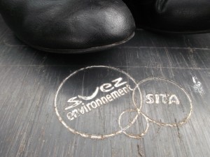 Wie interessant: Die ehem. Kanalgesellschaft (enteignet 1956 durch Nasser) ist sehr erfolgreich unterwegs als Energieproduzent und in Müll scheinen die auch zu machen. Nach Suez würden diese Stiefel nicht mehr kommen, aber mit Suez konnte es ihnen leicht passieren. Grins!