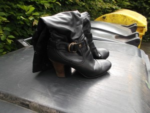 Wieder an zarte Frauenfüße, in den siffigen stinkenden Restmüllcontainer oder ... Ich kannte da noch eine geile Verwendung dafür ... !
