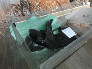 Gleich würden diese Stiefel böse leiden müssen. Glassplitter, viel hartes Holz und eine Presse, die den ganzen Dreck in ein schon fast volles Auto reinpressen muss. Das ist absolut tödlich!
