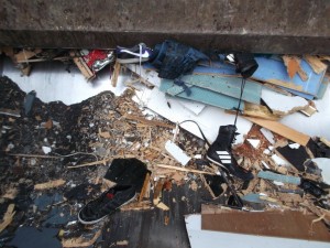 Gepresste Sneakers rutschten ebenso wieder in die Müllschüttung zurück, wie Grillkohle aus einem geplatzten Sack.