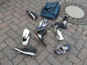 Sneakers und der Rucksack nach ihrer (ersten) Müllabfuhr.