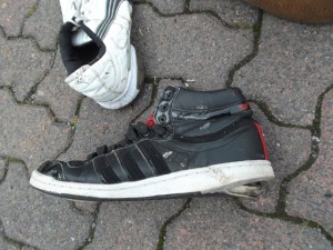 Nicht, dass ihr meint auf den Bildern erkennen zu können, Turnschuhe und Sneakers bekämen nichts an Schäden ab, wenn sie von der Sperrmüllabfuhr &quot;pressant&quot; behandelt werden ... !!
