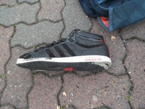 Die normalerweise sehr flexible Sohle wurde dauerhaft geknickt durch den enormen Pressdruck. Auch diese Sneaker haben einen &quot;technischen Totalschaden!