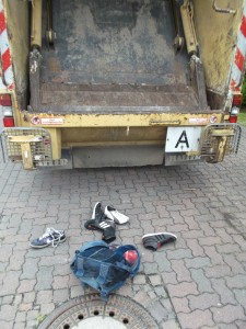 Die Fahrt zur Kreismülldeponie kann beginnen und das eine zermarterte Paar Stiefel muss mitfahren - und wer weiß, was noch so alles geiles sich im Bauch des Müllautos in total gepresstem Zustand befindet?!