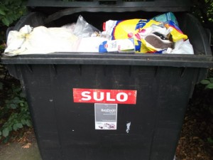 Zuerst sah dieser Restmüllcontainer völlig uninteressant aus, aber das haben zuerst einmal die glänzenden bedruckten Plastiktüten so an sich.