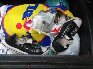 Immer noch krumm von der Mülltüte zeigten sich mir ein Paar geil verlatschte aber noch nicht total kaputte Chucks mit einer geilen mäßigen Vermüllung.