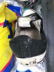 Nahaufnahme eines innen verkästen und verlatschten Müll-Sneakers.