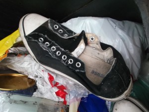 Also ich finde immer wieder: Chucks gehören in den Hausmüll zu Dreck und Gestank.