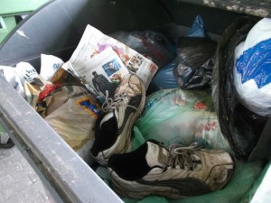 Als ich sie fand, lagen die in dem schon tief im Dreck liegenden grünen Müllsack. Beinahe übersehen.