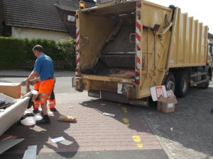 Müll0613 251.jpg (247.35 KiB) 7154 mal betrachtet "Heute ist ein schöner Tag um zu sterben!" dürften sich die Stiefel gedacht haben, die schon ausgepackt wahrnehmen konnten, dass "diese Sache" kein gutes Ende nehmen würde. Grins!